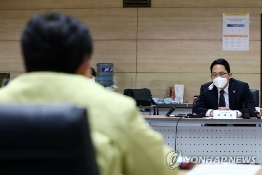 21일 오후 서울 중구 한국 건강증진개발원에서 열린 코로나19 백신접종 의정공동위원회 2차회의에서 최대집 대한의사협회장이 발언하고 있다. 연합뉴스